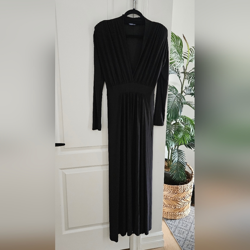 Elegant Black Evening Gown - Picture 4 of 8